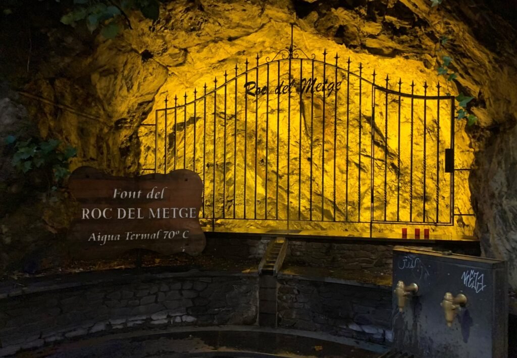 Font del Roc Del Metge where hot water of 70 degrees Celsius is available.