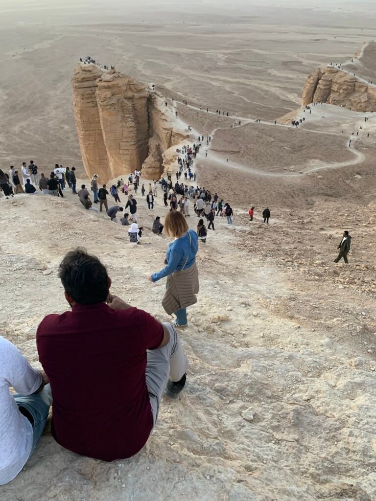 Everyone is also leaving at the same time. On top of the license plate number, remember to take down or make a mental note of the make of the car that took you onto the tour as you may have difficulty looking for the same car to get back to Riyadh.