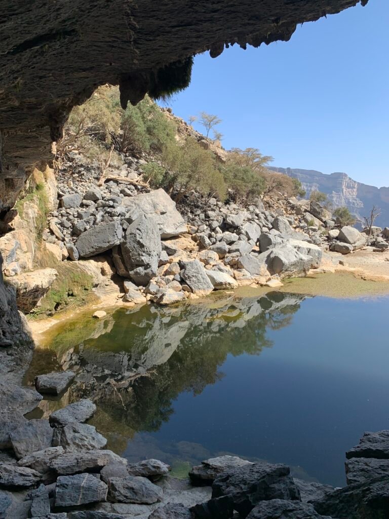 Budget Itinerary Oman. The hidden Pool and its arena-like setting at Jebel Shams