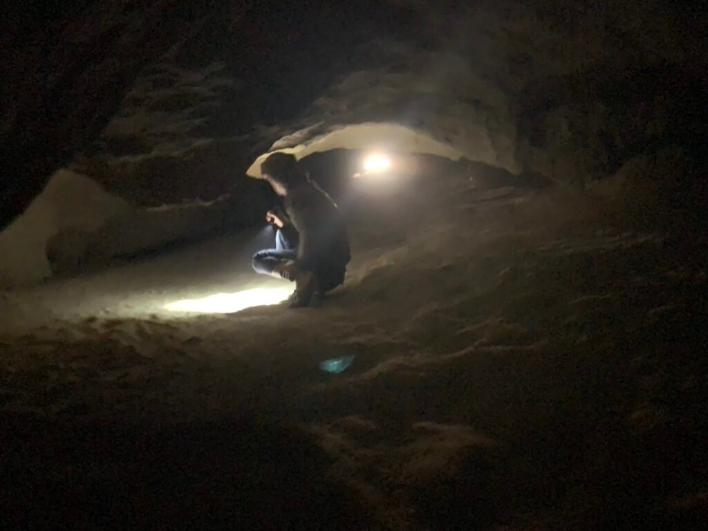 Budget Itinerary Oman. Maneuvering the Muqal Cave