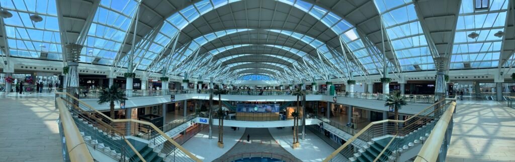 Dine under the large roof of the Red Sea Mall in Jeddah in cool comfort even when it is really warm outside.