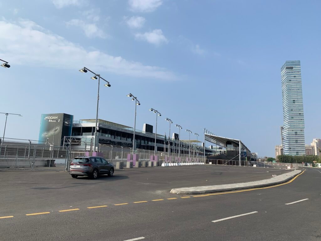 I did try to walk across to the Jeddah Corniche from the Red Sea mall but there doesn't seem to be a proper pedestrian way to do so, and there is no one else walking.