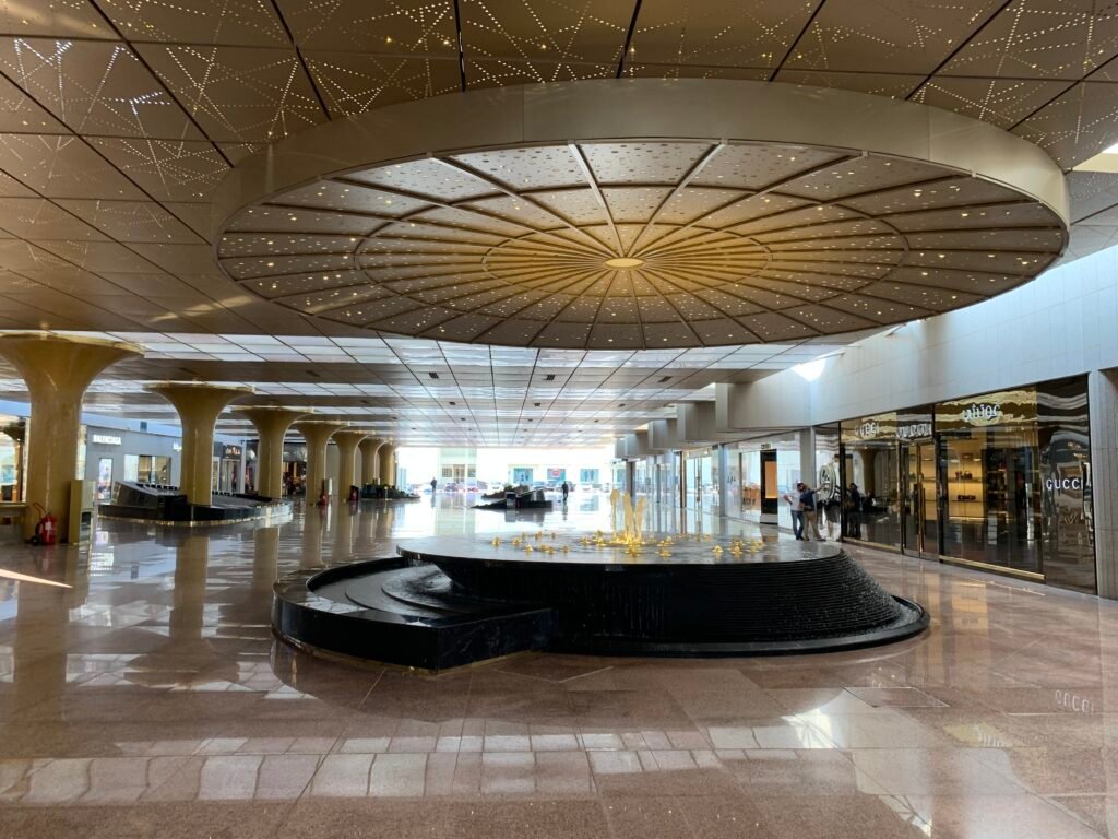This covered drive through at the Al Khayyat Centre at Tahlia Street or more accurately Prince Mohammed bin Abdulaziz Street, where all the top fashion brands and boutiques at in Jeddah.