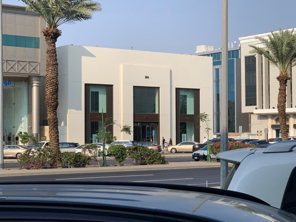 Doesn't this particular building and its architecture convey a sense of Beverly Hills in Jeddah?